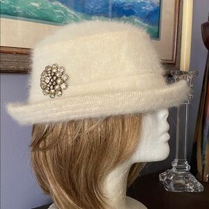 White color Vintage Angora mix China Bell style hat pre-owned
